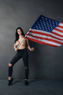 güzel kız Amerikan bayrağı ile üstsüz pozlar