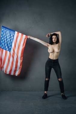 Amerikan bayrağı üstsüz poz güzel kız