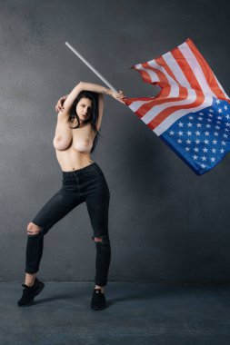Amerikan bayrağı üstsüz poz güzel kız