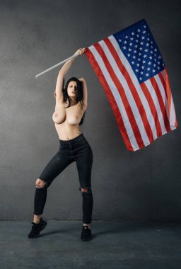 Amerikan bayrağı üstsüz poz güzel kız