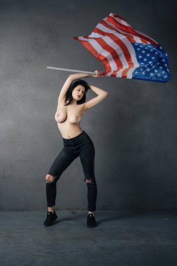 Amerikan bayrağı üstsüz poz güzel kız