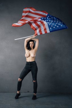 Amerikan bayrağı üstsüz poz güzel kız
