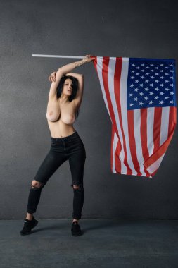  Amerikan bayrağı üstsüz poz güzel kız
