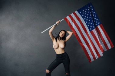  Amerikan bayrağı üstsüz poz güzel kız