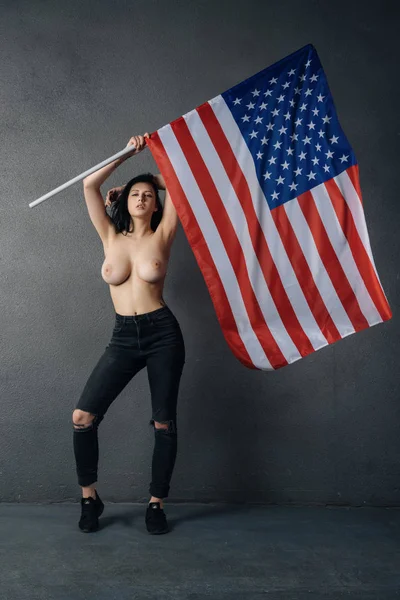 güzel kız Amerikan bayrağı ile üstsüz pozlar
