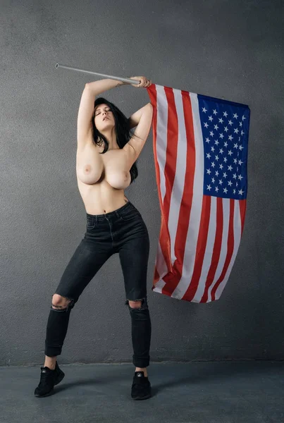 Amerikan bayrağı üstsüz poz güzel kız