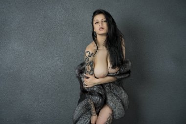  bir kürk manto üstsüz poz güzel kız