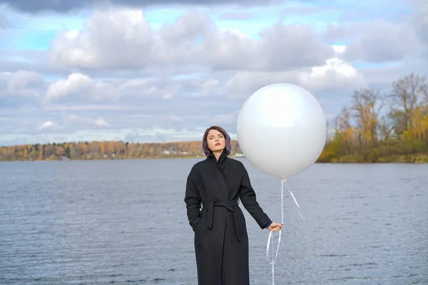 Belle fille avec un ballon automne — Photo