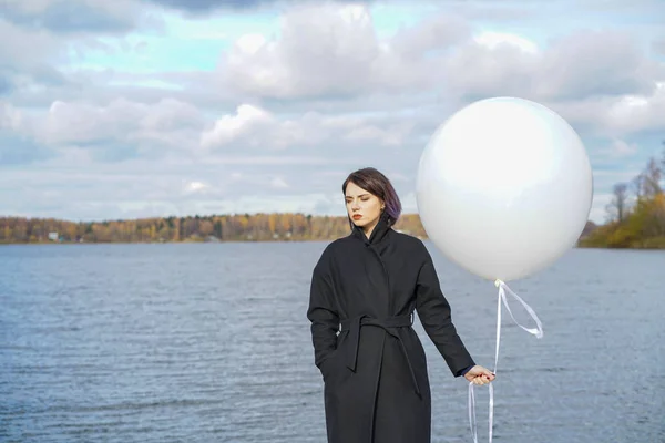 Belle fille avec un ballon automne — Photo