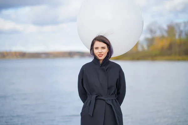 Krásná dívka pózuje s pozicí v blízkosti vody — Stock fotografie