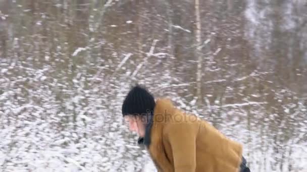 Bela menina posando na floresta de inverno — Vídeo de Stock