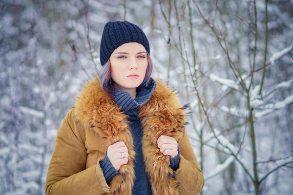 Портрет Красивой Зимней Девушки Лесу — стоковое фото