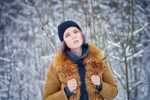 Portrait Une Belle Fille Hiver Dans Forêt — Photo