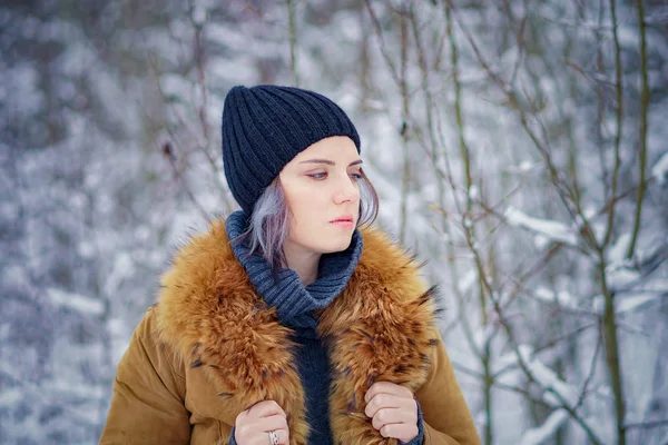 Retrato Una Hermosa Chica Invierno Bosque —  Fotos de Stock