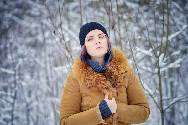 Ritratto di una bella ragazza in un parco in inverno — Foto Stock
