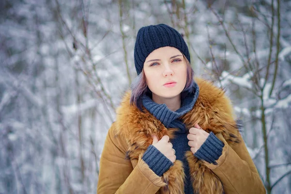 Retrato de una hermosa chica en un parque en invierno —  Fotos de Stock
