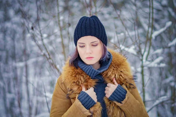 Ritratto di una bella ragazza in un parco in inverno — Foto Stock