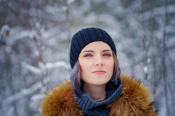 Retrato de una hermosa chica de invierno en el parque — Foto de Stock