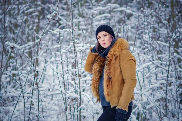 Portrait of a beautiful winter girl in the park — Stock Photo, Image