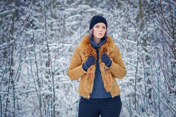 Portrait Une Belle Fille Dans Une Forêt Hiver — Photo