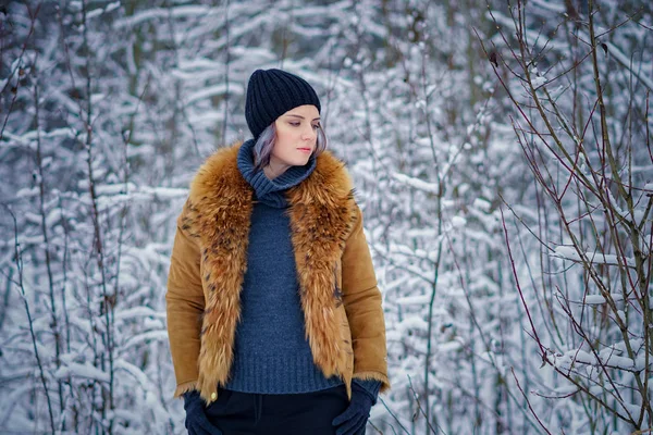 Hermosa chica posando en invierno en el bosque —  Fotos de Stock