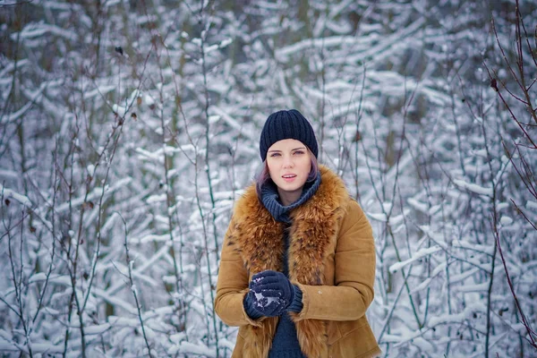 Belle fille posant en hiver dans la forêt — Photo
