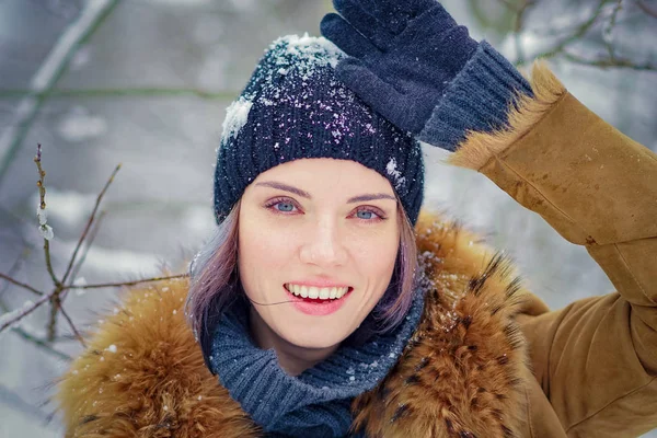 Retrato de uma bela menina de inverno no parque — Fotografia de Stock