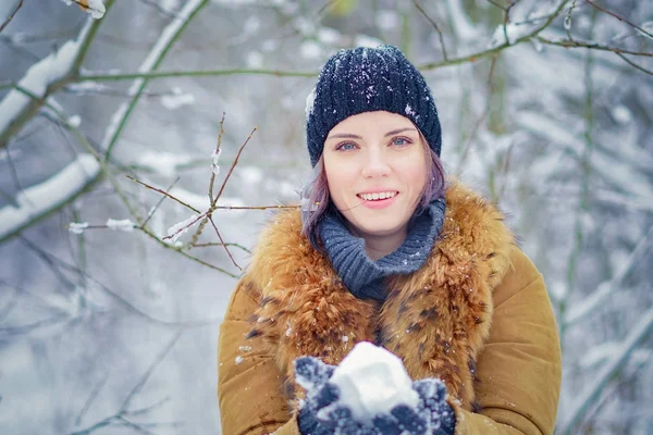 Ritratto di una bella ragazza invernale nel parco — Foto Stock