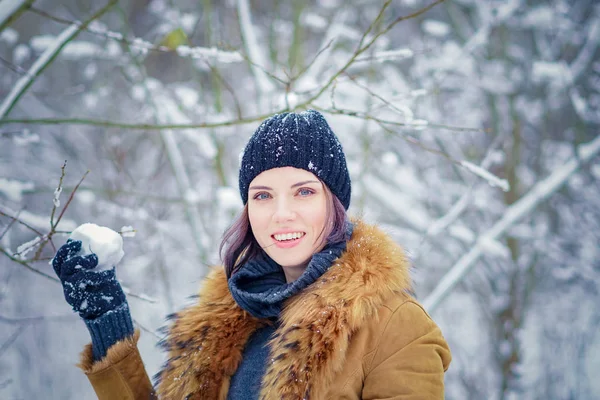 Retrato de uma menina bonita em um inverno — Fotografia de Stock