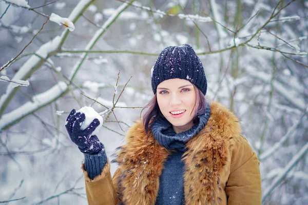Retrato de uma menina bonita em um inverno — Fotografia de Stock