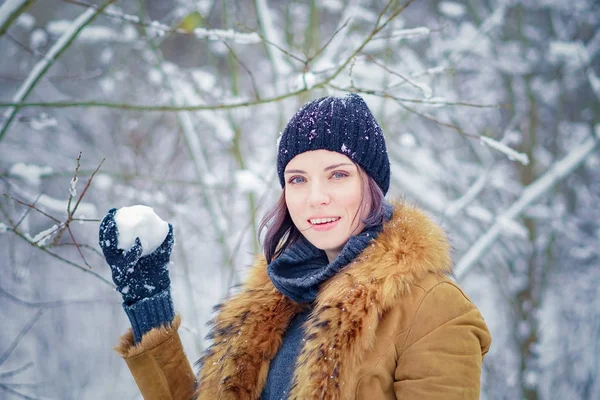 Retrato de uma bela menina de inverno no parque — Fotografia de Stock