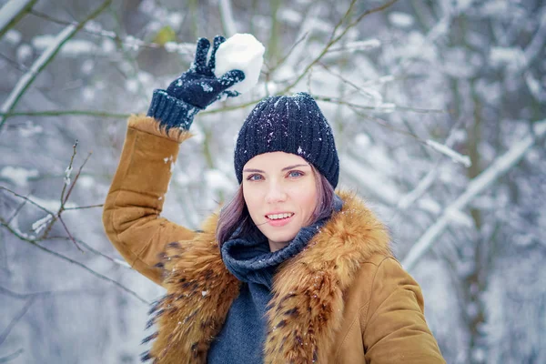 Portrait d'une belle fille d'hiver dans le parc — Photo