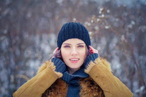 Retrato de una hermosa chica de invierno —  Fotos de Stock