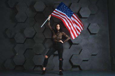 genç güzel kız Studio Amerikan bayrağıyla poz