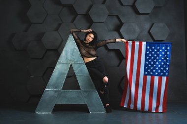 genç güzel kız Studio Amerikan bayrağıyla poz