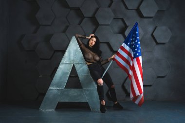 genç güzel kız Studio Amerikan bayrağıyla poz