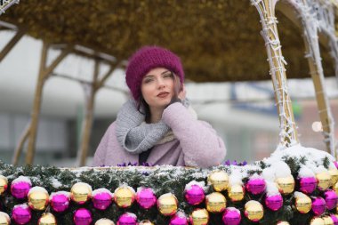 genç güzel kız kış açık havada Noel zamanda poz