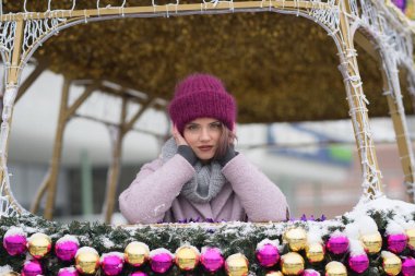 genç güzel kız kış açık havada Noel zamanda poz