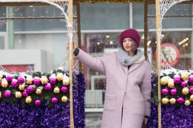 genç güzel kız kış açık havada Noel tatili üzerinde poz