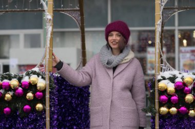 genç güzel kız kış açık havada Noel tatili üzerinde poz