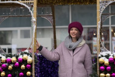 genç güzel kız kış açık havada Noel tatili üzerinde poz