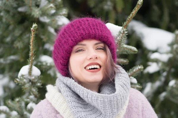 Retrato Uma Jovem Menina Bonita Livre Inverno Perto Árvore Natal — Fotografia de Stock