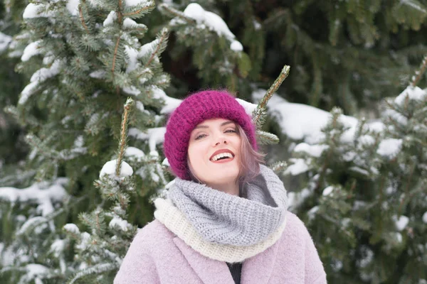 Retrato Uma Jovem Menina Bonita Livre Inverno Perto Árvore Natal — Fotografia de Stock