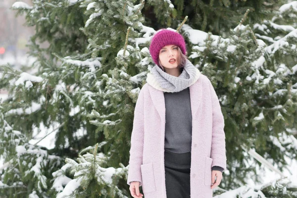 Retrato Uma Jovem Menina Bonita Livre Inverno Perto Árvore Natal — Fotografia de Stock
