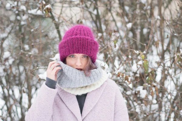 Portret Van Een Jonge Mooie Winter Meisje Buiten Bij Kerstmis — Stockfoto