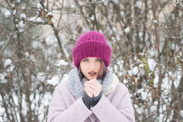Портрет Молодой Красивой Зимней Девушки Открытом Воздухе Рождественское Время — стоковое фото