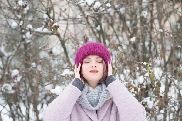 Portret Młodej Dziewczyny Piękne Zimowym Lesie — Zdjęcie stockowe