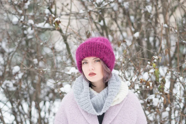 Retrato Uma Jovem Menina Bonita Uma Floresta Inverno — Fotografia de Stock