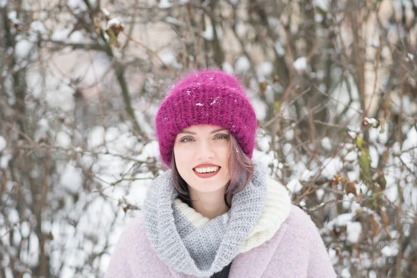 Retrato Uma Bela Menina Inverno Parque Chapéu Vermelho — Fotografia de Stock