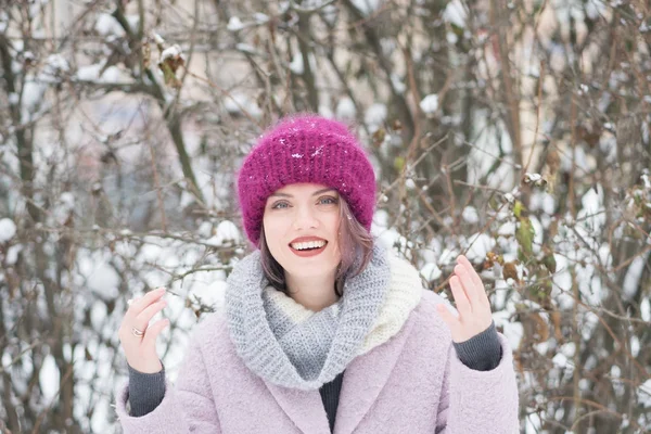 Retrato Uma Menina Bonita Parque Inverno — Fotografia de Stock